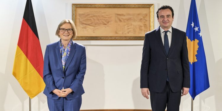 Kurti takohet me ambasadoren Susanne Schütz, flasin për procesin e Berlinit