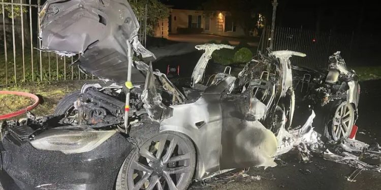 Shpërthen makina 129.000 dollarëshe e Tesla-s, humb jetën shoferi