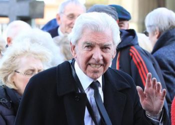 Komediani Tom O’Connor vdes në moshën 81 vjeçare