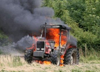 Digjet ushqimi i bagëtive së bashku me traktor në Malishevë