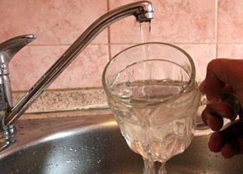 Flasin qytetarët e Deçanit pas helmimit: Uji ishte i turbullt