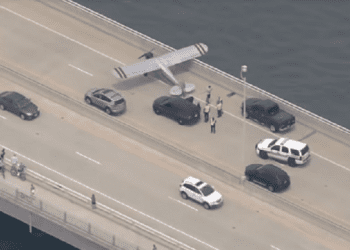 Pamje kur piloti adoleshent bën ulje të detyruar mbi urë