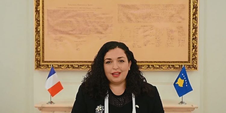 Osmani mëson gjuhën frënge në Presidencë, uron popullin francez në gjuhën e tyre amtare