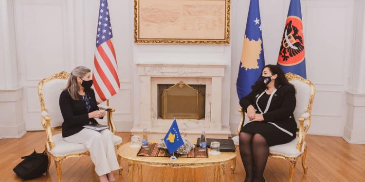 Presidentja Osmani takohet me Senatoren amerikane Joni Ernst