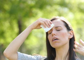 Ja si të “shpëtoni“ nga dhimbja e fortë e kokës e shkaktuar nga dielli