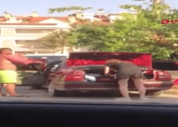 Çifti i sapomartuar rrihen në mes të rrugës