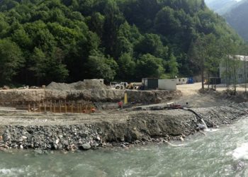 Si mund të vijë deri te infektimi nga uji me bakterie, tregon mikrobiologu i njohur