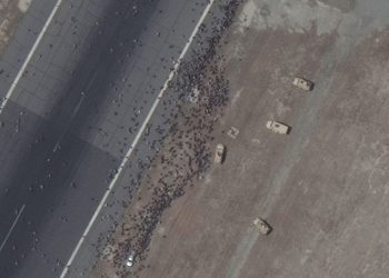 Këto janë imazhet satelitore tregojnë situatën kaotike në aeroportin e Kabulit
