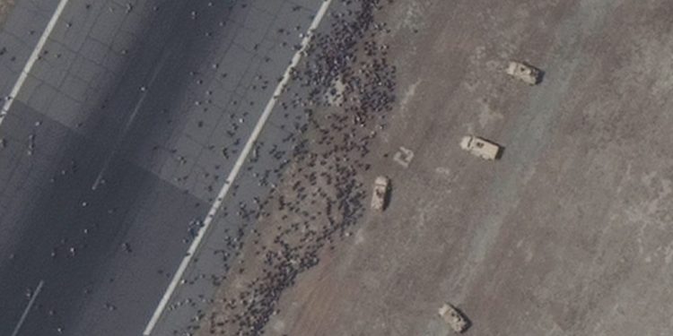 Këto janë imazhet satelitore tregojnë situatën kaotike në aeroportin e Kabulit