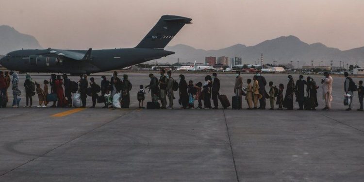 Paralajmërohet sulm terrorist në aeroportin e Kabulit