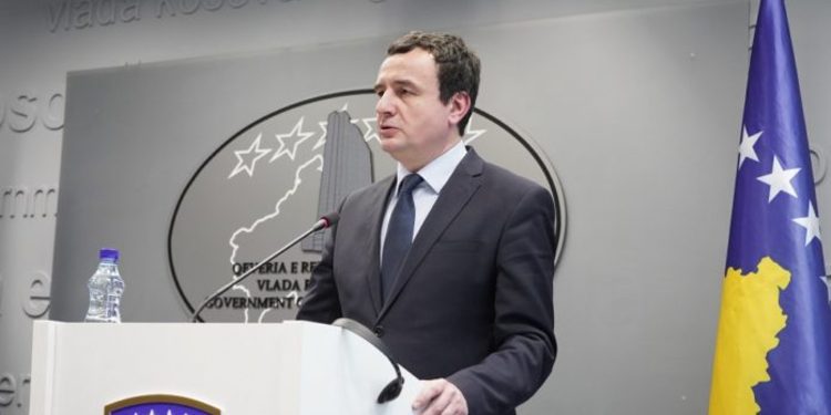 Albin Kurti thirrje qytetarëve për të marrë vaksinën anti-Covid