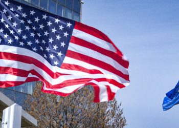 Ambasada Amerikane: Vaksinohuni, mos bini pas dezinformatave