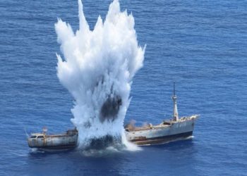 Fundoset një anije luftarake në Hawaii gjatë manovrave raketore