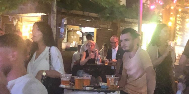 Ministri Vitia shijon mbrëmjen në lokalet e sheshit