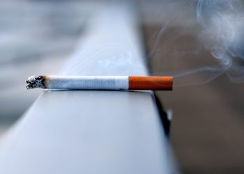 Gjatë pandemisë duhanpirja tek të rinjët u shtua për 25%