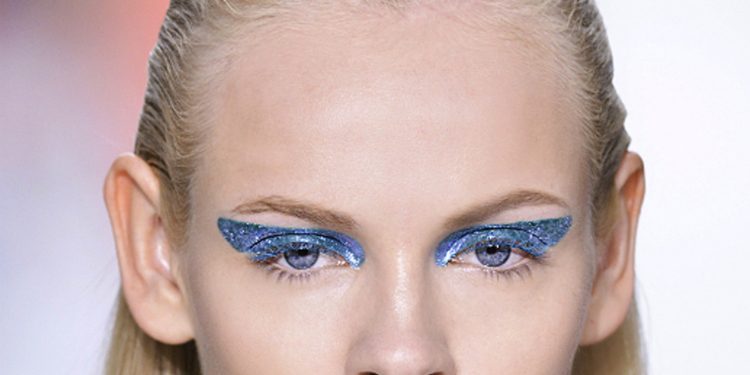 Trendi veror, hije të syve me efekt metalik