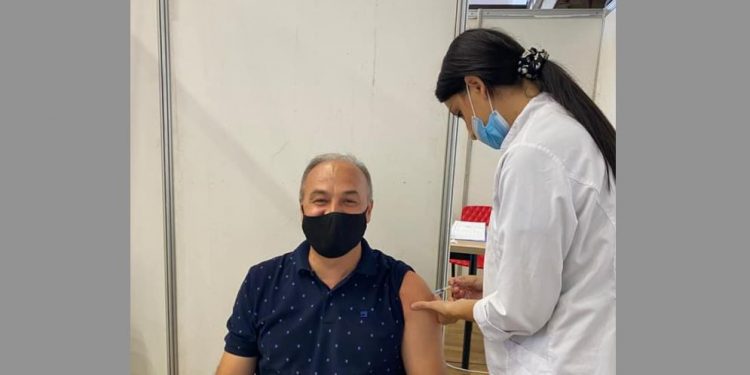 Enver Hoxhaj vaksinohet me dozën e 2-të kundër koronavirusit