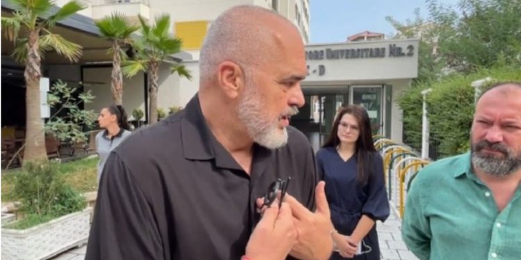 Edi Rama viziton afganët në Durrës