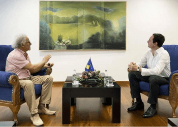 Kurti takohet me artistin Esat Valla, vendos pikturën e tij në sallën e takimeve
