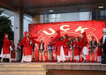 Përmbyllet festivali “Eshkë e ndezur mbi Shkëlzen” në Deçan, fitues ansambli nga Tirana