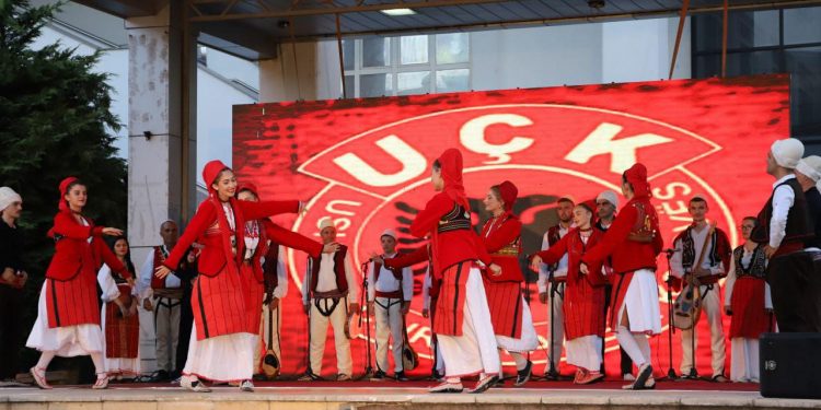 Përmbyllet festivali “Eshkë e ndezur mbi Shkëlzen” në Deçan, fitues ansambli nga Tirana