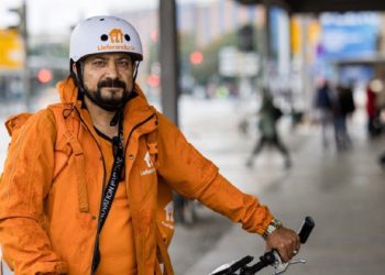 Ish-ministri afgan fillonë punën në Gjermani si shpërndarës i picave