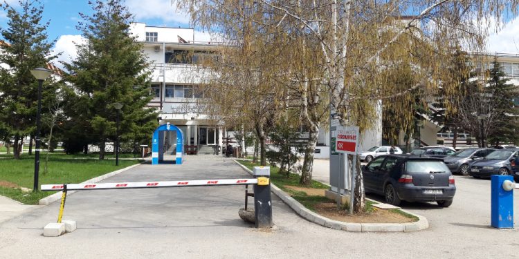 Flet infektologu për gjendjen e fëmijës së prekur nga ethet e minjve