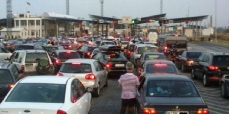 Vazhdojnë pritjet e gjata për hyrje-dalje në pikat kufitare të vendit