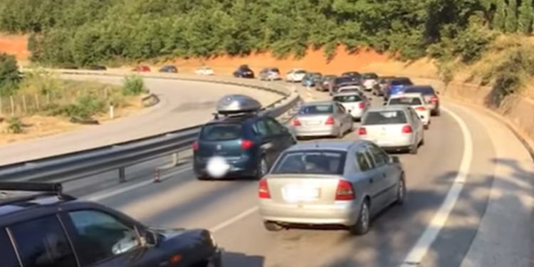 Kosovarët nuk i ndalë pandemia, nisen për deti, kolona të gjata për në Shqipëri