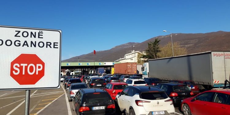 Më shumë se 50 mijë qytetarë u nisën në fundjavë drejt Shqipërisë