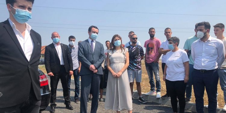 Në varrimin e 18-vjeçares, të pranishëm Kurti dhe Haxhiu