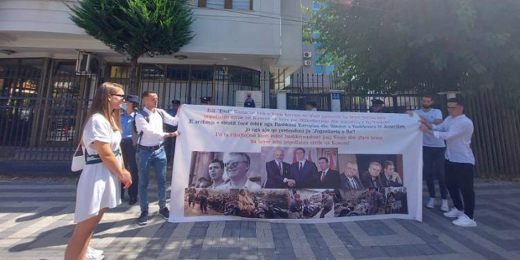 Lëvizja për Demokraci mesazh Edi Ramës, paraqet krimet e Millosheviçit para Ambasadës së Shqipërisë në Prishtinë