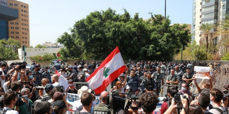 Protesta pas shpërthimit në Liban, kërkohet dorëheqja e Presidentit