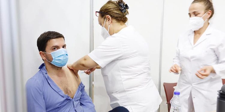 Kryetari i PDK merr vaksinën anti-Covid, fton të gjithë qytetarët të vaksinohen