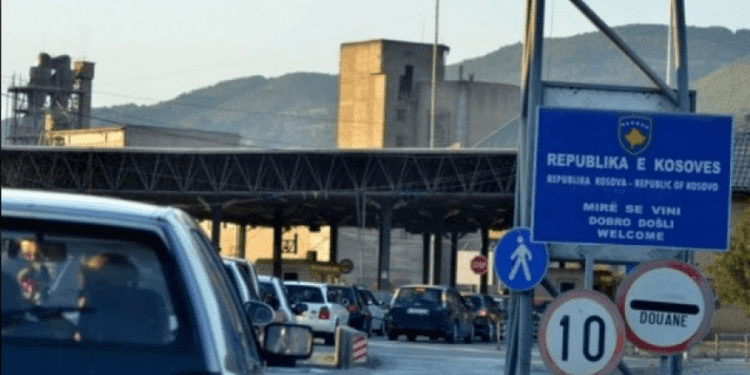 Vazhdojnë pritjet në pikat kufitare, 3 orë për dalje e 1 orë për hyrje në vend