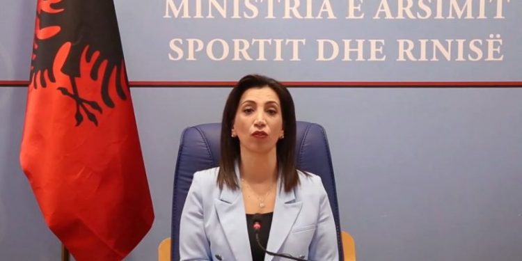 Shtyhet për 2 javë viti i ri shkollor në Shqipëri