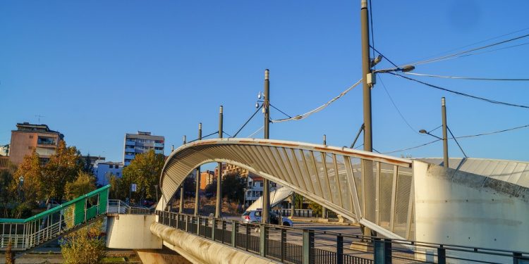 Vajza denoncon babain e dehur, dëmtoi orenditë e i kanosi nënën