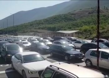 Radhë të gjata në pikën kufitare të Morinës, kosovarët drejt bregdetit shqiptar