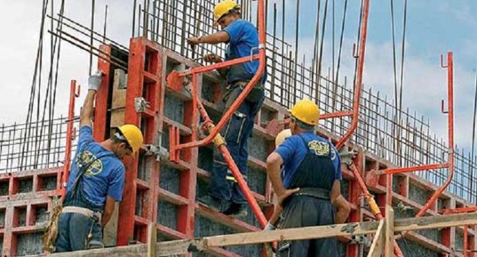 Prishtinë, bie nga skelet derisa po punonte, lëndohet një punëtor