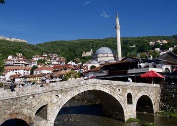 Grindja në trafik përfundon me sprej në fytyrë, arrestohen 2 persona