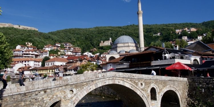 Grindja në trafik përfundon me sprej në fytyrë, arrestohen 2 persona