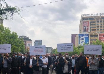 Sindikalistët e KEK-ut, protestojnë me pankarta në duar