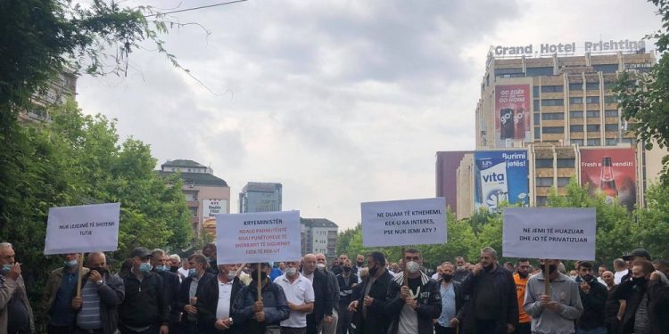 Sindikalistët e KEK-ut, protestojnë me pankarta në duar