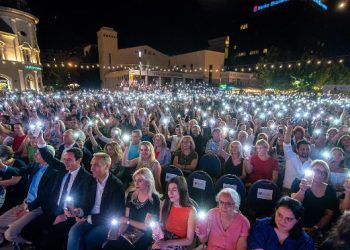 Ramë Lahaj pas vdekjes së nënës i drejtohet miqëve: Ma keni lehtësu tej mase dhimbjen