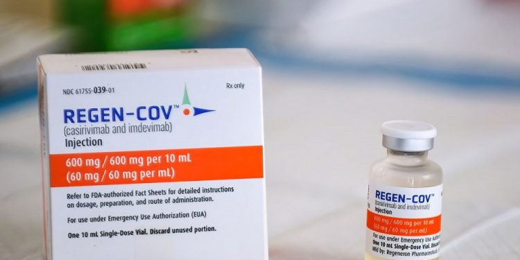 Britania miraton ilaçin që lufton koronavirusin