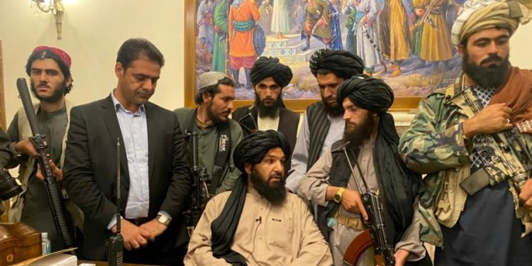 Talebanët zyrtarëve qeveritarë: Kthehuni në punë me besim të plotë