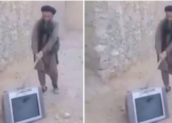 Talebanët e thyejnë televizorin me sëpatë, thonë se është haram