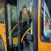 I’u ndalua qëndrimi pa maskë, qytetari i revoltuar thyen xhamin e autobusit