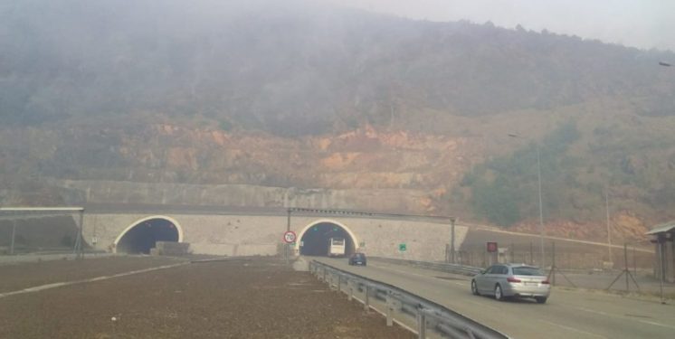 Shuhet zjarri mbi tunelin e Kalimashit