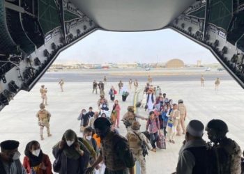 Me t’u këputë shpirti, ja çfarë përjetojnë afganët në aeroportin e Kabulit(VIDEO)